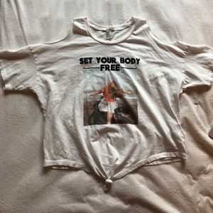 F21 cold shoulder graphic tee‼️